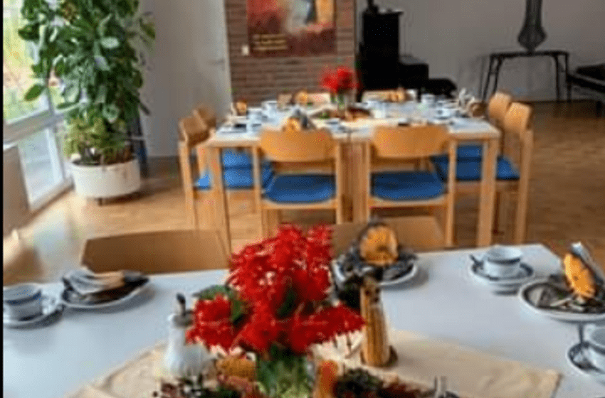 gedeckte Tische für den Gemeindetreff