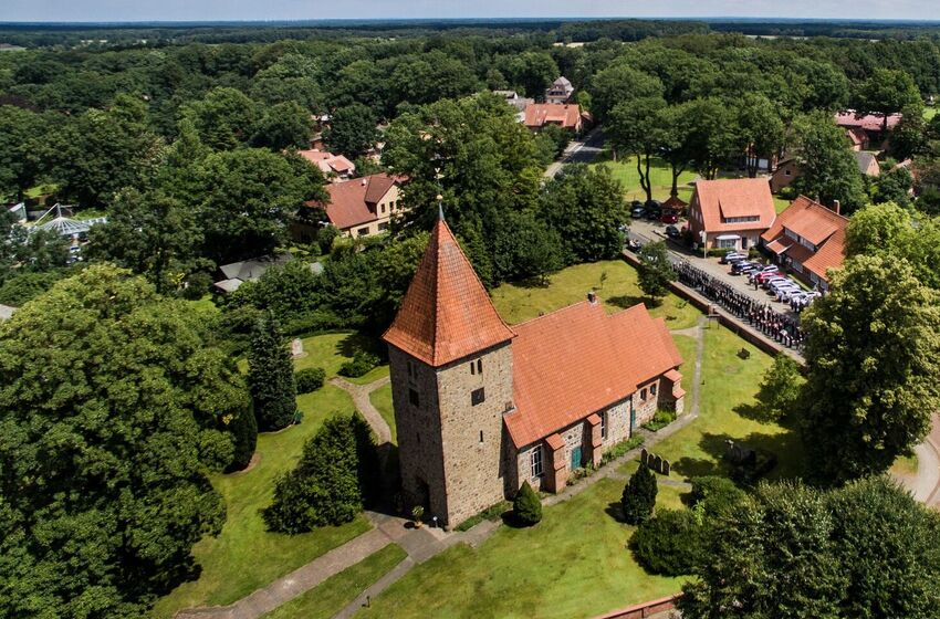 St. Bartholomäus-Kirche mit Kirchhof