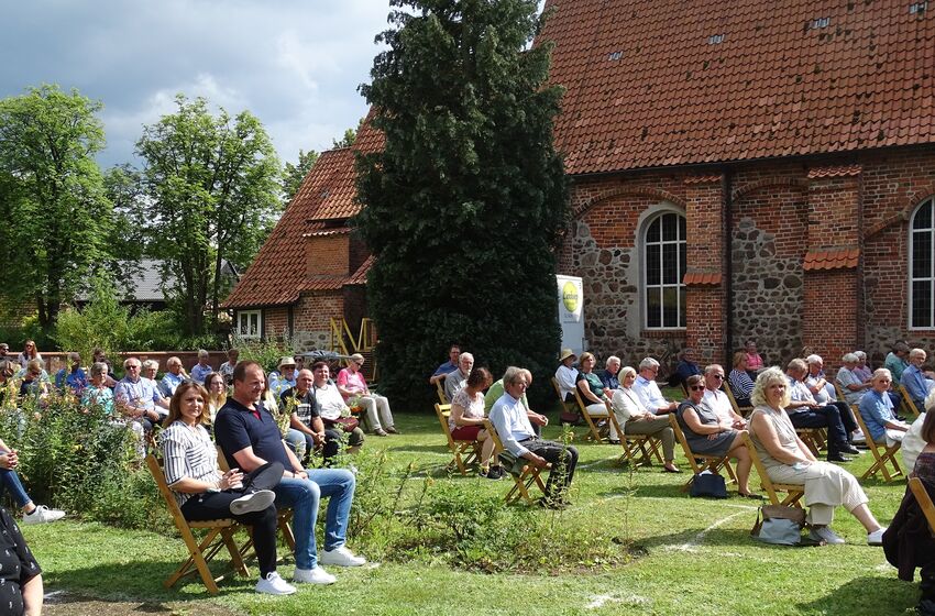 Gottesdienst auf dem Kirchhof