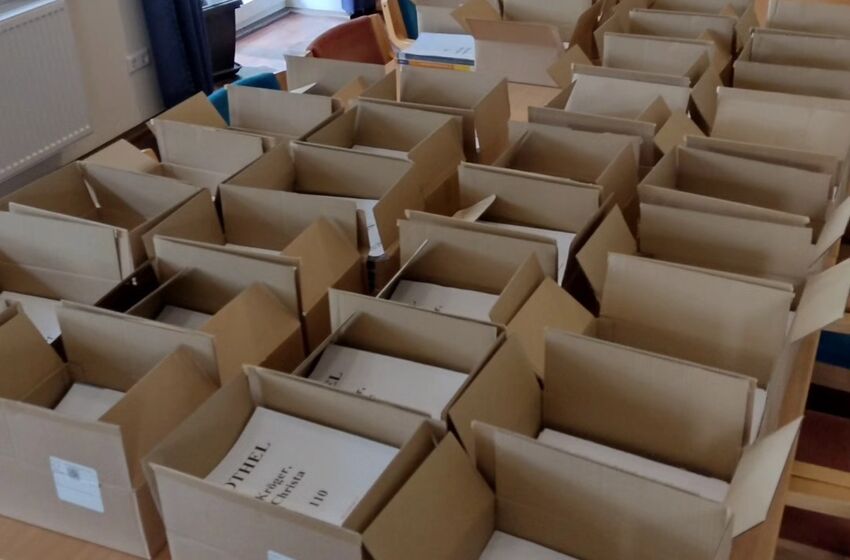 Kartons mit Gemeindebriefen