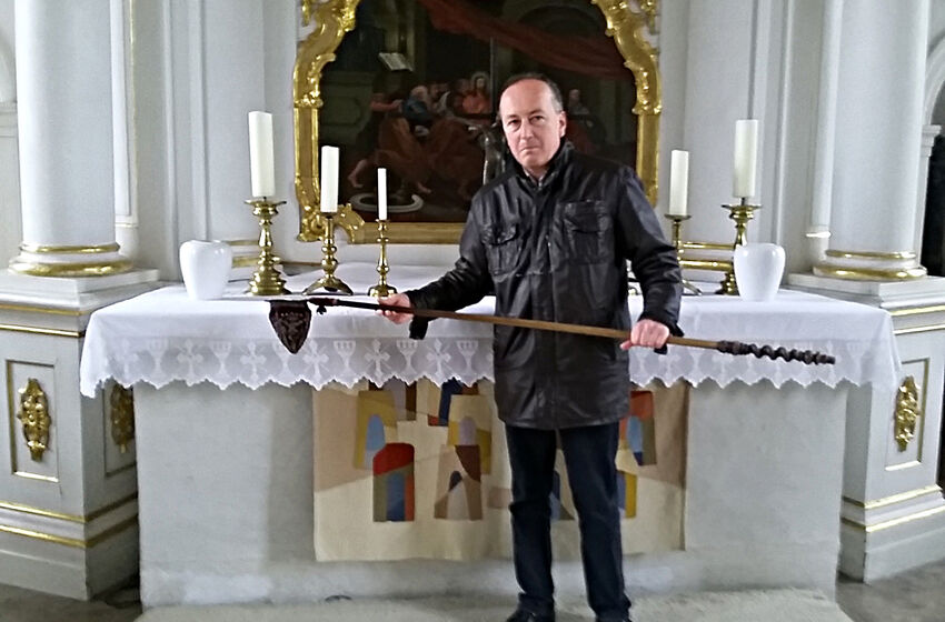 Dr. Thorsten Albrecht mit dem prächtigen Klingelbeutel in der Kirche in Kolenfeld / Foto: Lars Werner