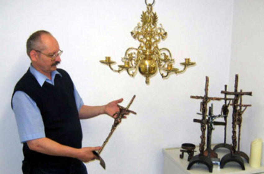 Dr. v. Poser mit Altarkreuzen von Hilko Schomerus