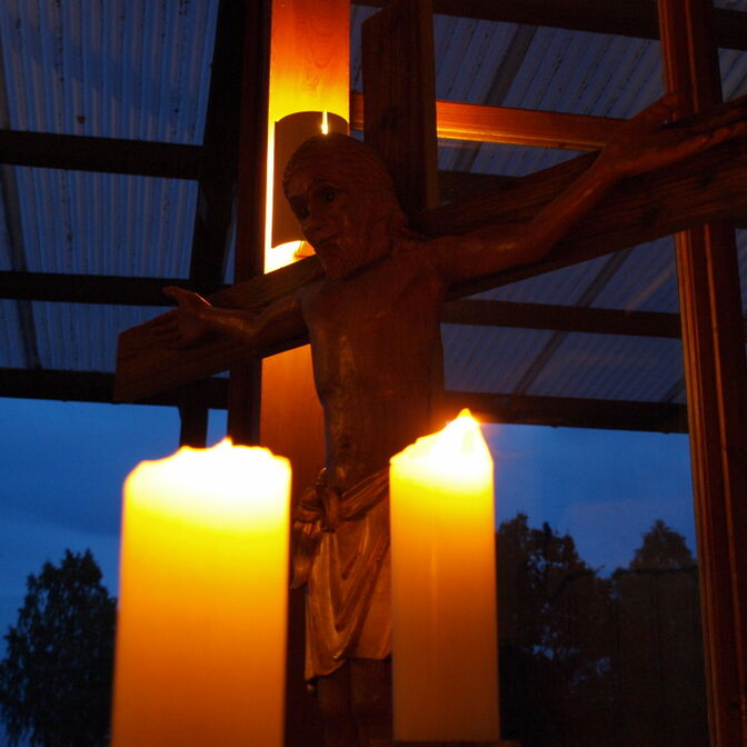 Kruzifix im Kerzenschein