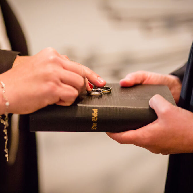 Hochzeit Ringe auf Bibel